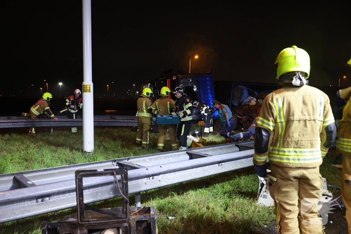 Bestuurder bevrijdt na ongeval vrachtwagen