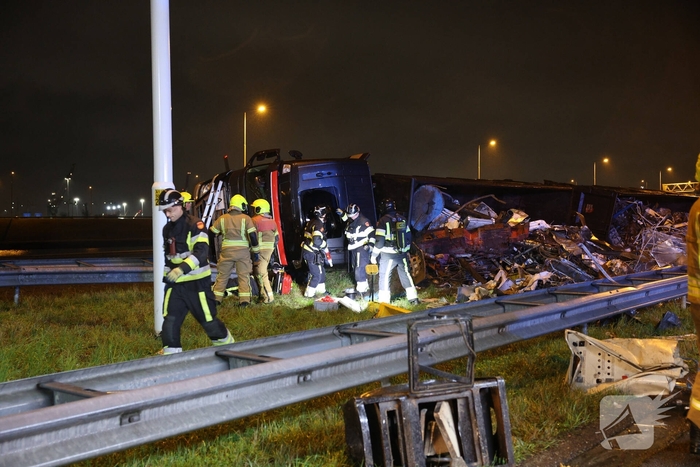 Bestuurder bevrijdt na ongeval vrachtwagen