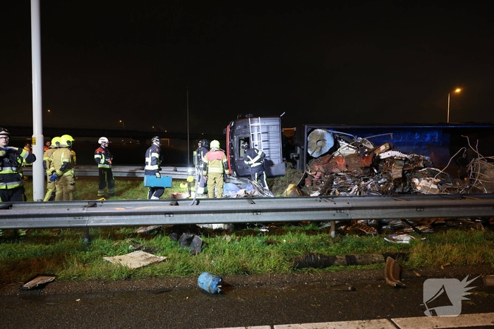 Bestuurder bevrijdt na ongeval vrachtwagen