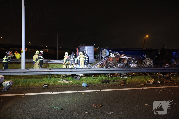 Bestuurder bevrijdt na ongeval vrachtwagen