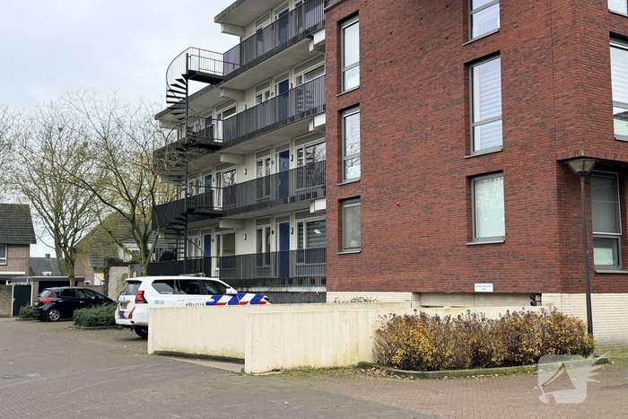 Politie en recherche doorzoeken woning vanwege mogelijke explosief