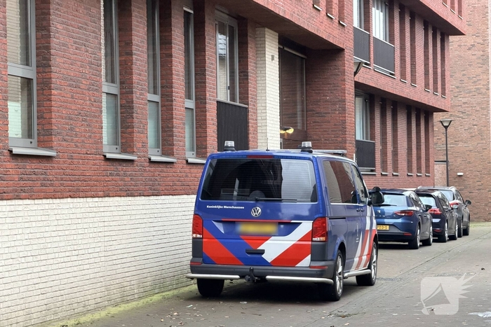 Politie en recherche doorzoeken woning vanwege mogelijke explosief