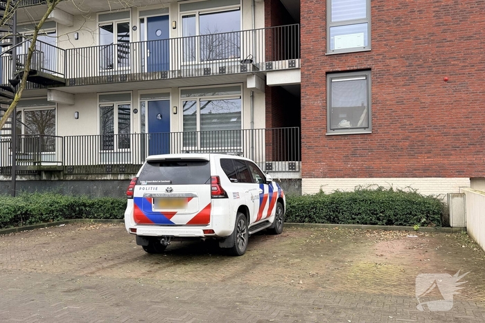 Politie en recherche doorzoeken woning vanwege mogelijke explosief