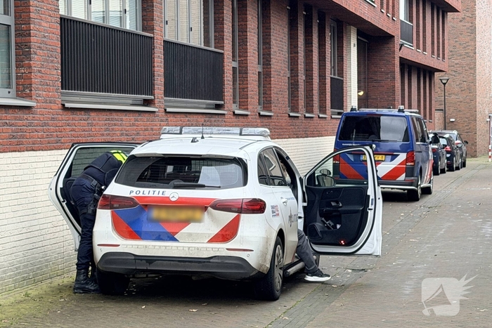 Politie en recherche doorzoeken woning vanwege mogelijke explosief
