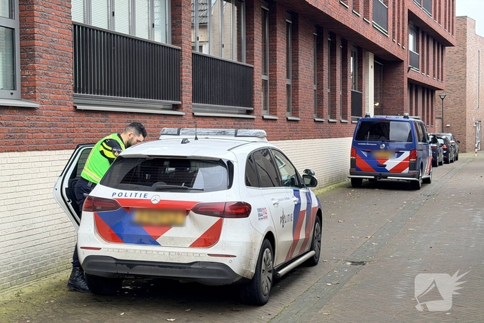 Politie en recherche doorzoeken woning vanwege mogelijke explosief