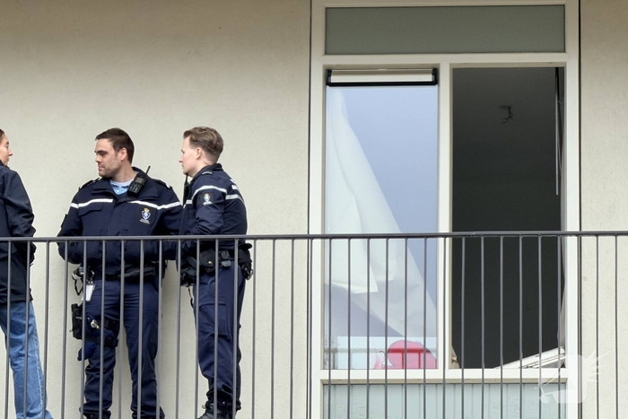 Politie en recherche doorzoeken woning vanwege mogelijke explosief