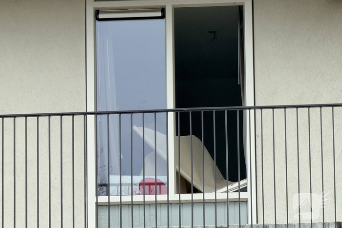 Politie en recherche doorzoeken woning vanwege mogelijke explosief