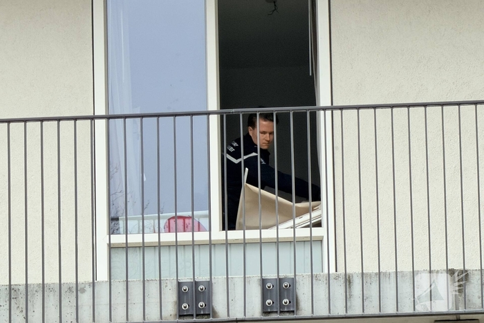 Politie en recherche doorzoeken woning vanwege mogelijke explosief