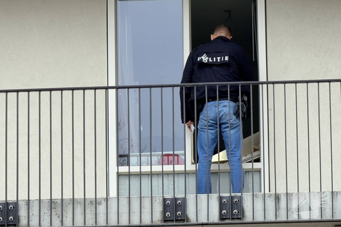 Politie en recherche doorzoeken woning vanwege mogelijke explosief