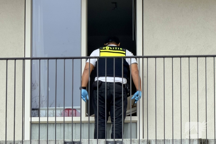 Politie en recherche doorzoeken woning vanwege mogelijke explosief