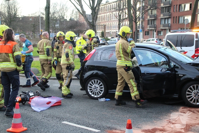 Zware aanrijding tussen twee voertuigen
