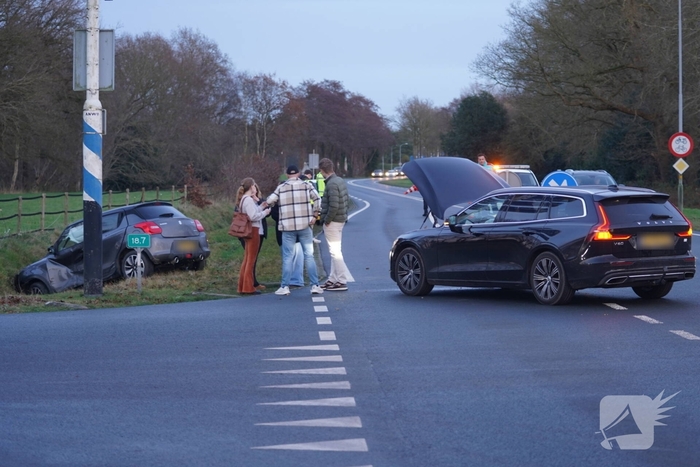Ongeval met twee voertuigen leidt tot wegafsluiting
