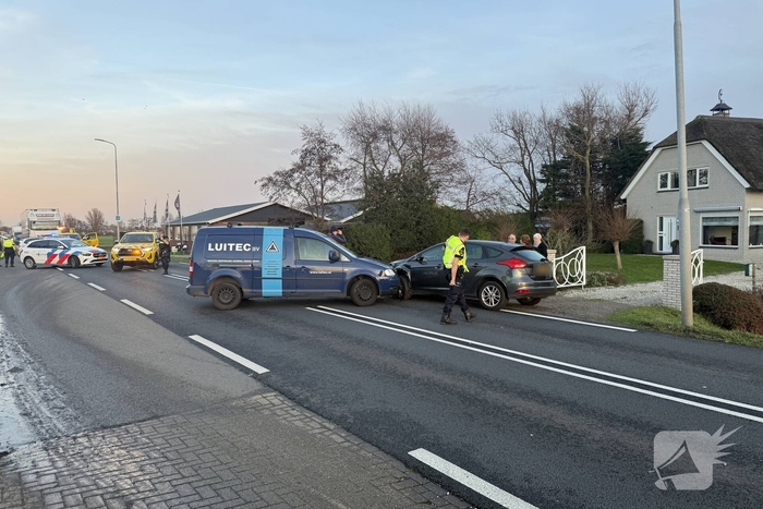 Ongeval tussen bestelbus en personenauto