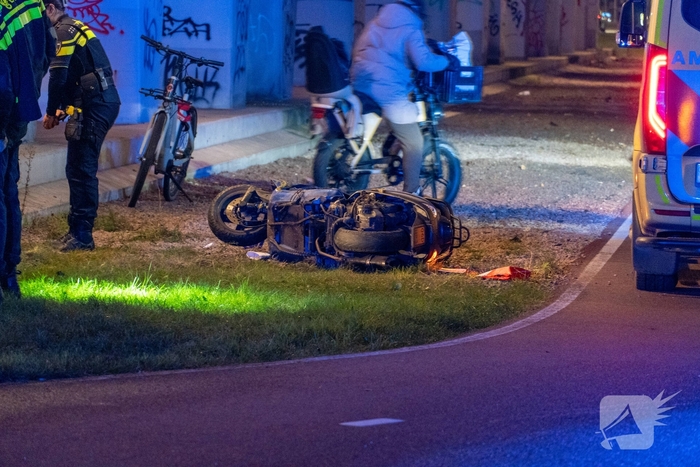 Twee scooterrijders botsten op fietspad
