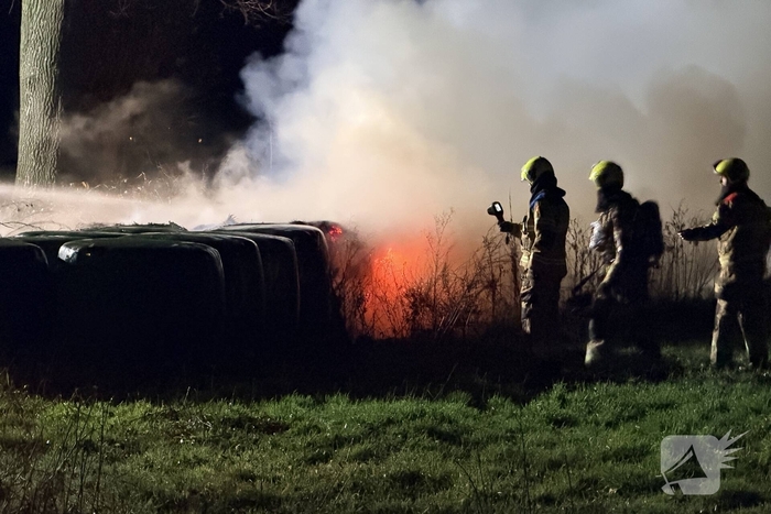 Hooibalen vangen vlam in buitenbrand