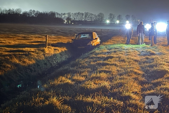 Auto belandt in sloot na aanrijding