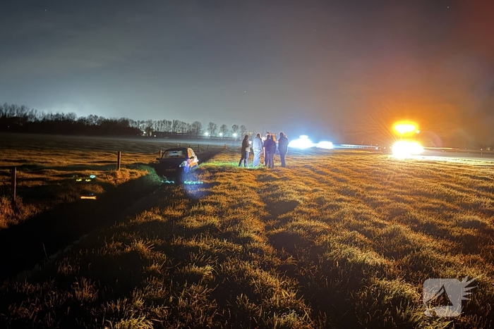 Auto belandt in sloot na aanrijding