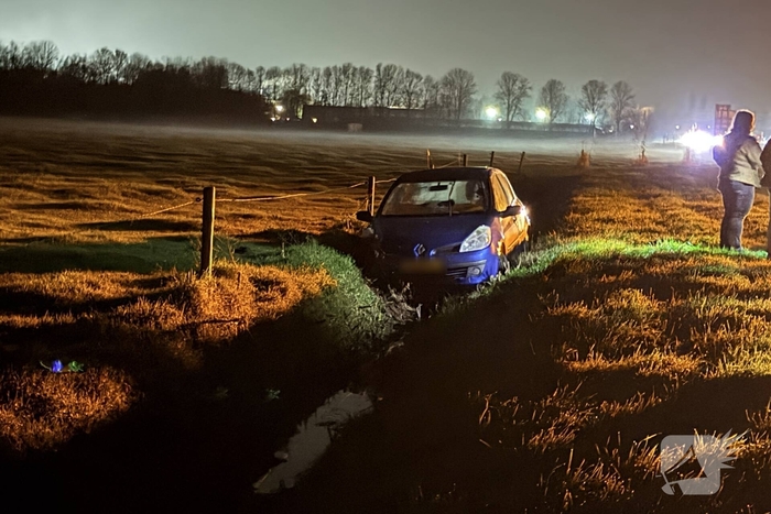 Auto belandt in sloot na aanrijding