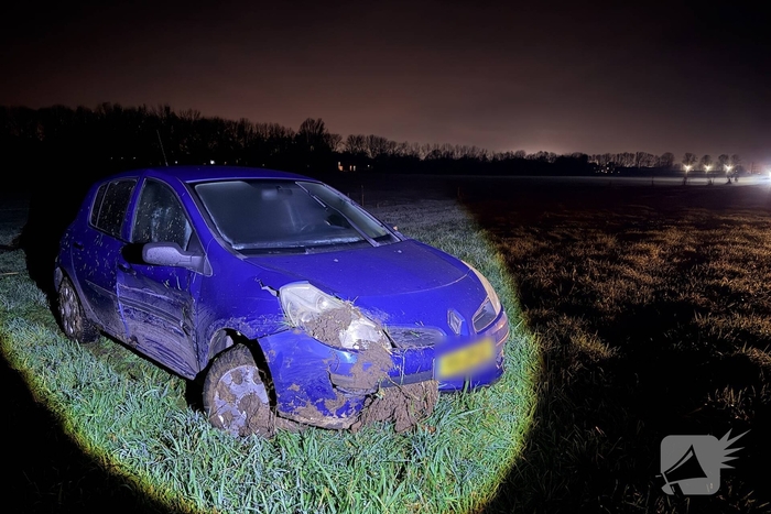 Auto belandt in sloot na aanrijding