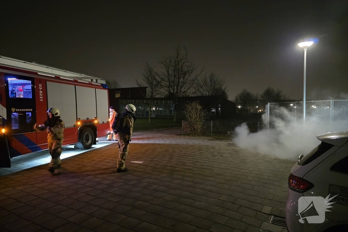 Containerbrand op schoolplein verwoest container