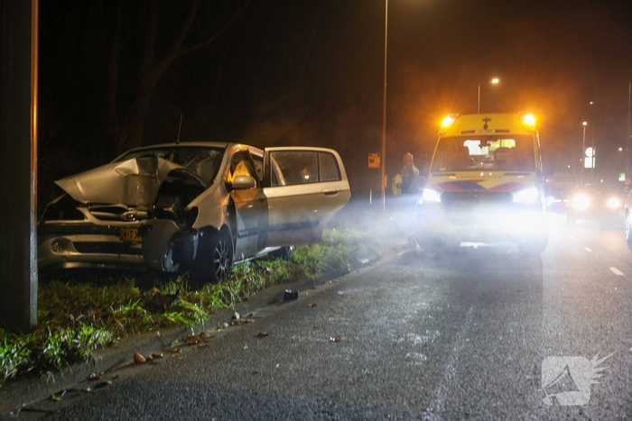 Auto botst tegen verkeerspaal