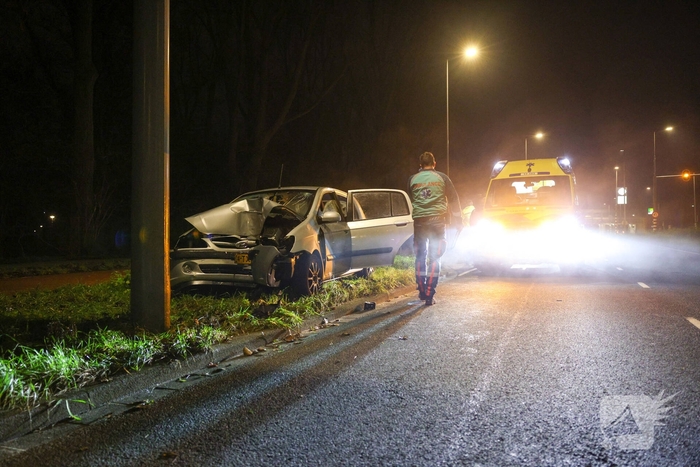 Auto botst tegen verkeerspaal