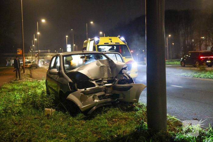 Auto botst tegen verkeerspaal