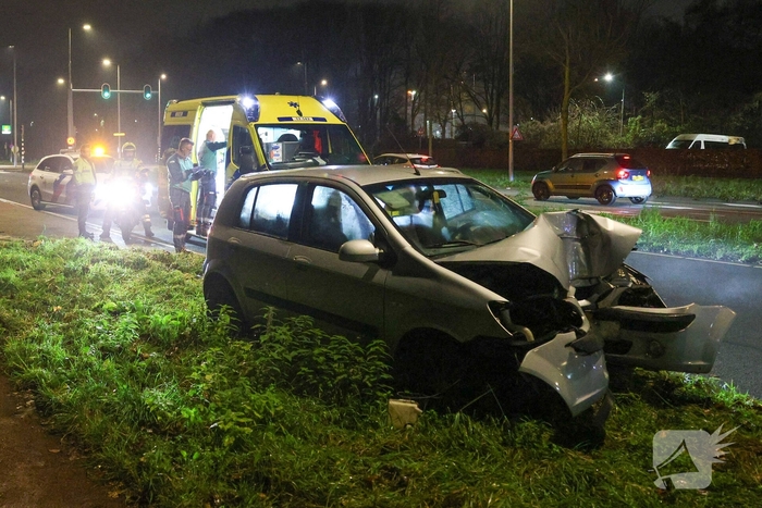 Auto botst tegen verkeerspaal