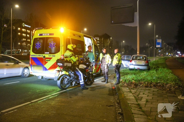 Auto botst tegen verkeerspaal