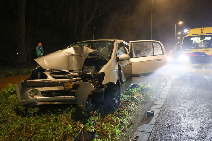 Auto botst tegen verkeerspaal