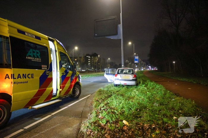 Auto botst tegen verkeerspaal