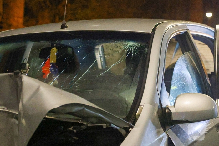 Auto botst tegen verkeerspaal