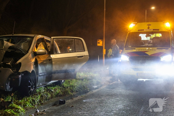 Auto botst tegen verkeerspaal