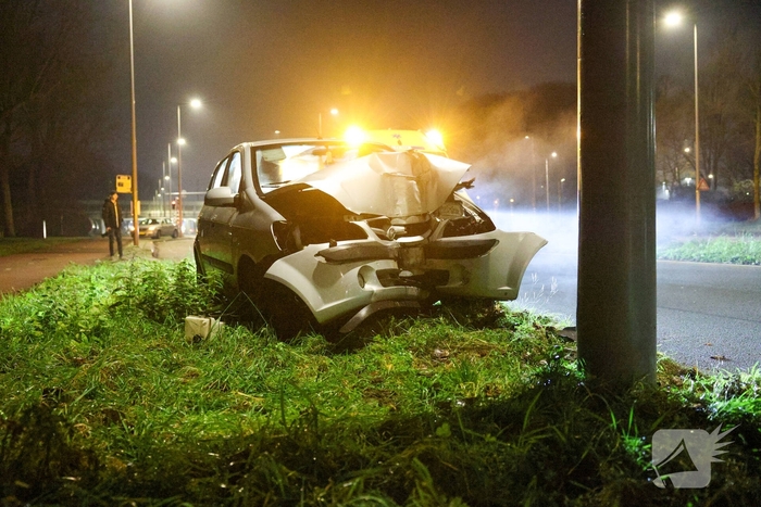 Auto botst tegen verkeerspaal