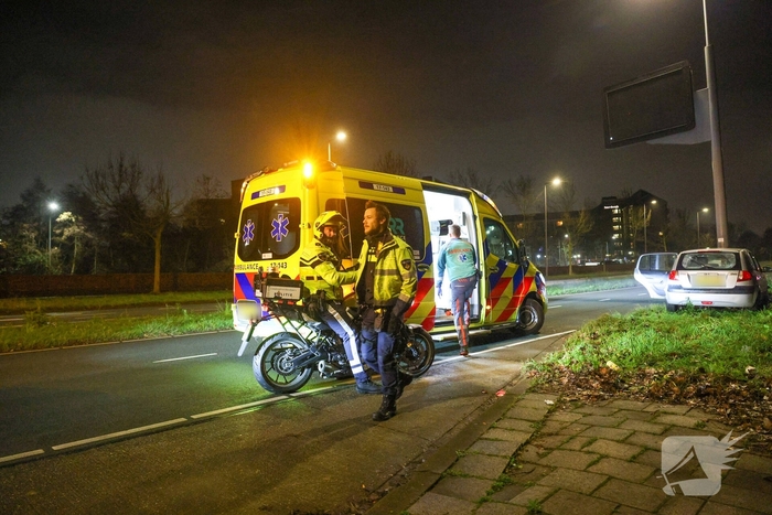Auto botst tegen verkeerspaal