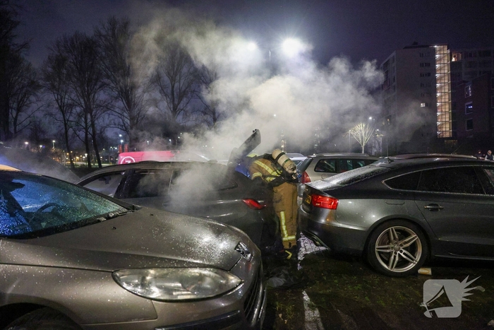 Auto in vlammen op parkeerplaats