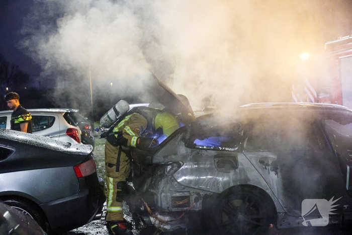 Auto in vlammen op parkeerplaats