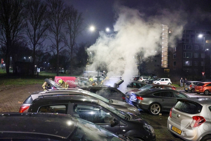 Auto in vlammen op parkeerplaats