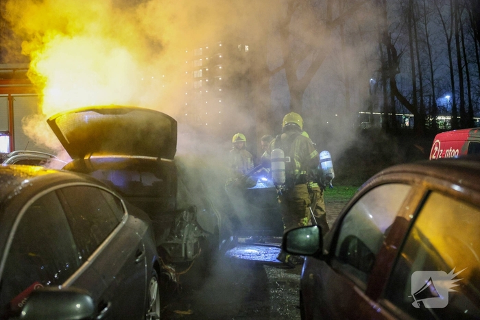 Auto in vlammen op parkeerplaats