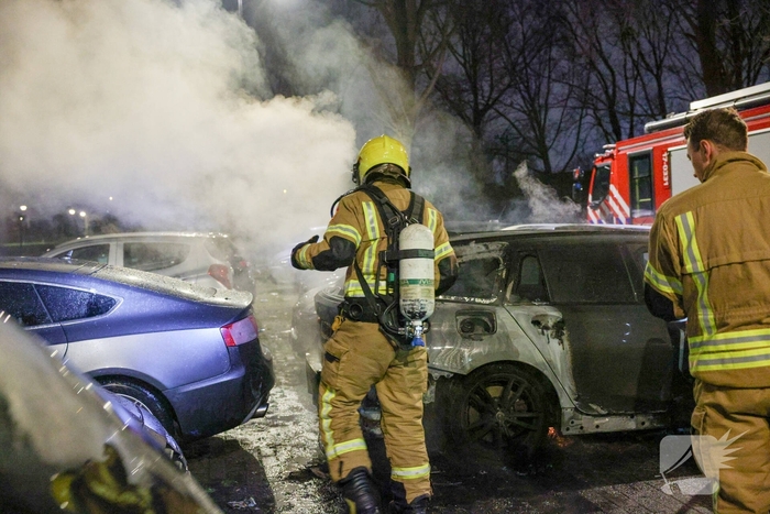 Auto in vlammen op parkeerplaats
