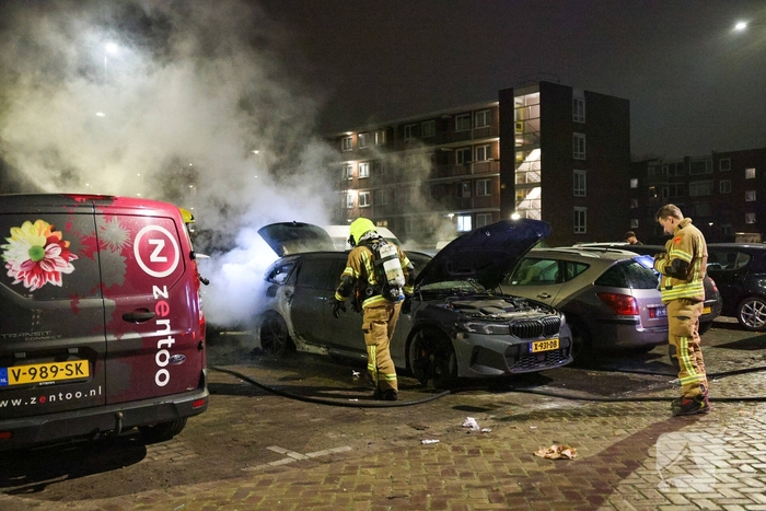 Auto in vlammen op parkeerplaats