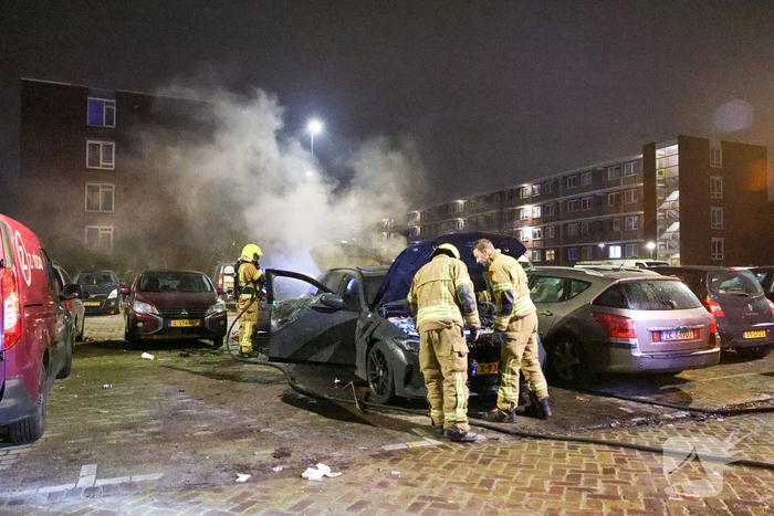 Auto in vlammen op parkeerplaats