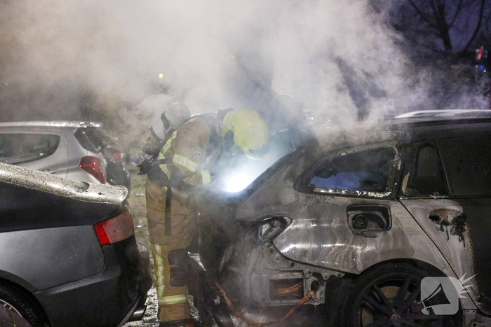 Auto in vlammen op parkeerplaats