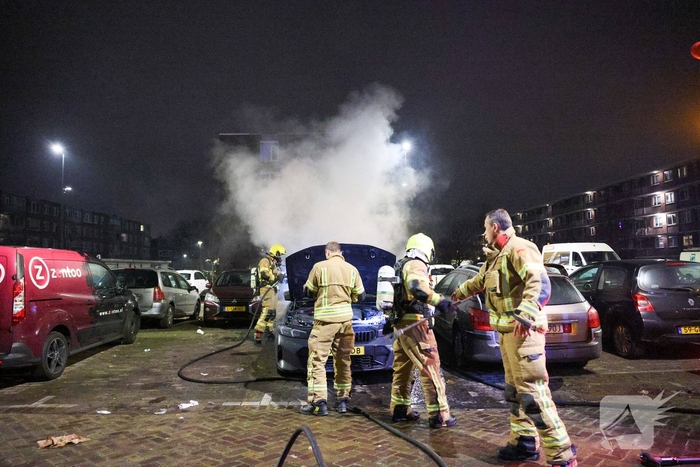 Auto in vlammen op parkeerplaats