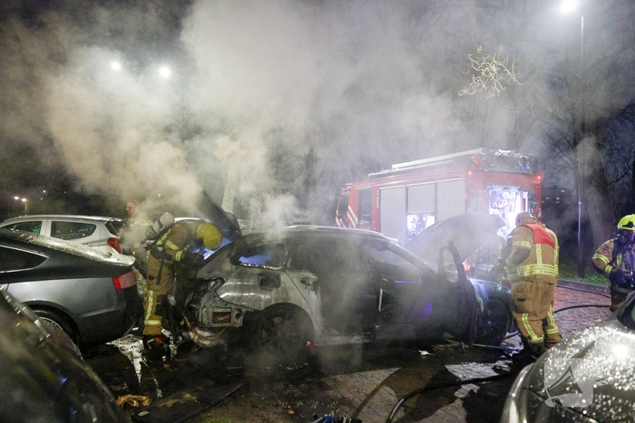 Auto in vlammen op parkeerplaats