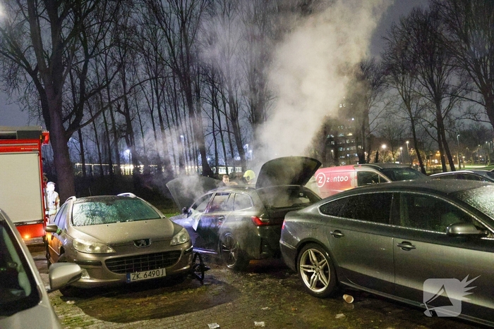 Auto in vlammen op parkeerplaats
