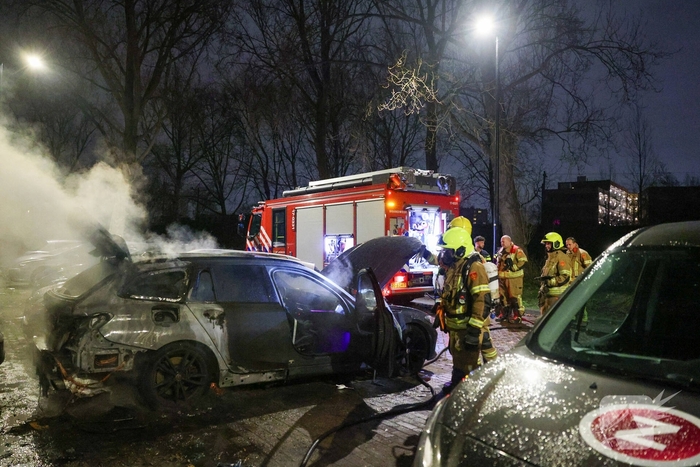 Auto in vlammen op parkeerplaats