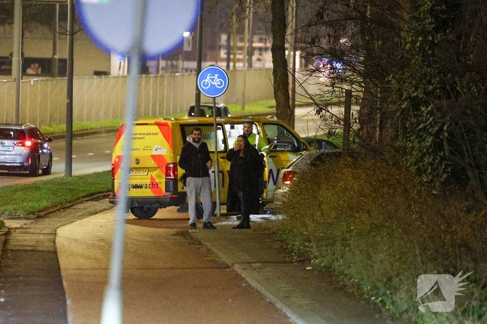 Auto ramt lantaarnpaal, scooterrijder gewond