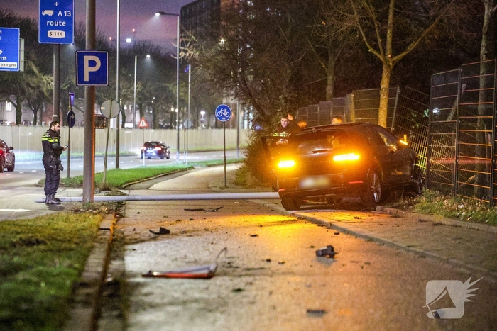 Auto ramt lantaarnpaal, scooterrijder gewond