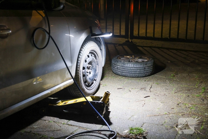 Auto ramt lantaarnpaal, scooterrijder gewond